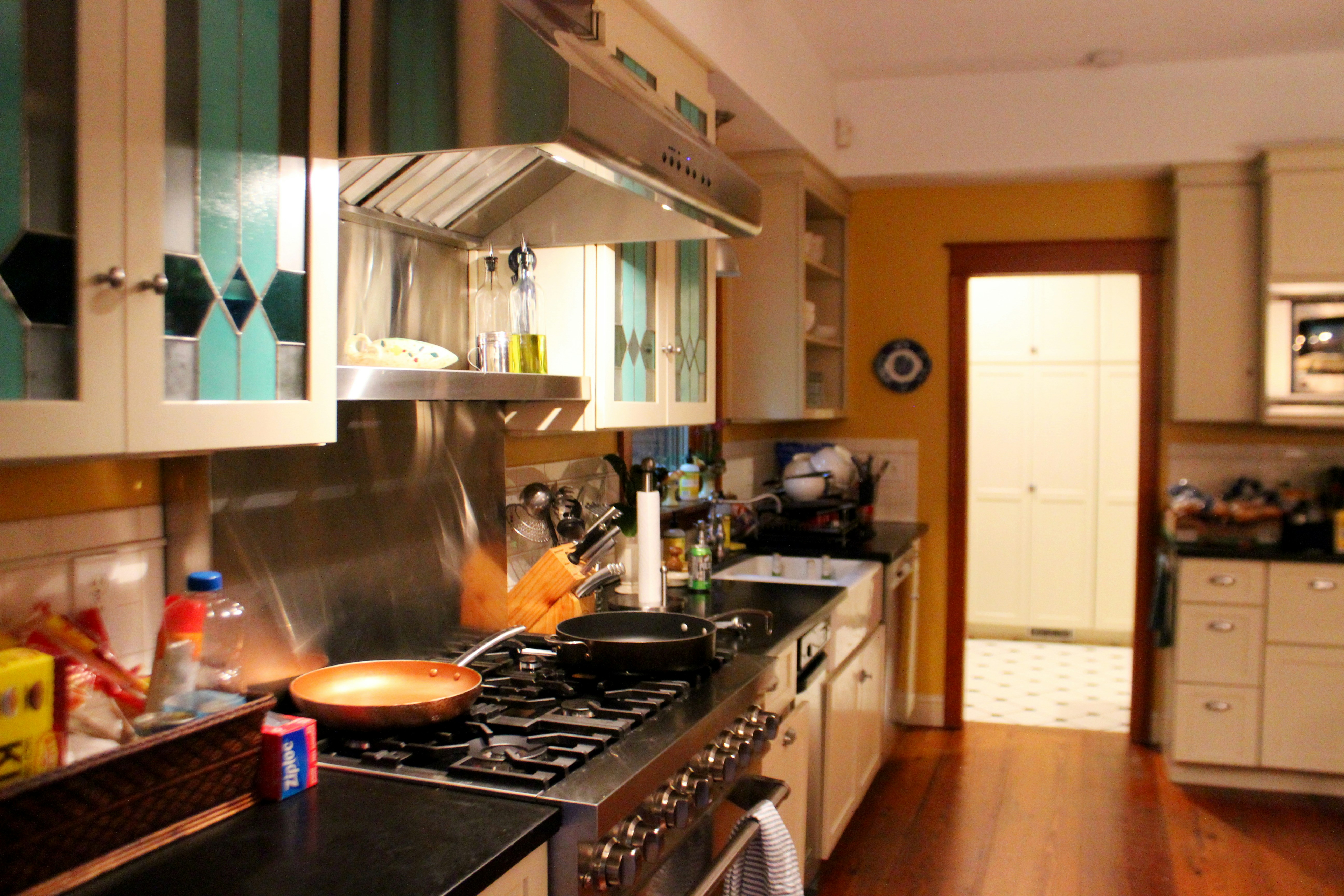 Memilih Meja Kerja Stainless Steel untuk Dapur Komersial